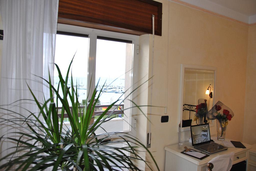 Camera Matrimoniale con Balcone e Vista Mare